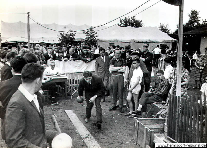 1968 - Kegeln zum Gartenfest in der Kleingartenanlage Schillerstraße. 
